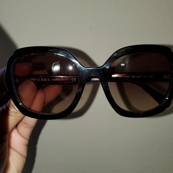 Classy Authentic PRADA SUNGLASSES - Picture 5 of 7